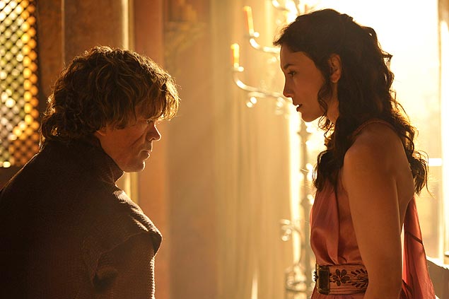 Os atores Peter Dinklage e Sibel Kekilli em cena da série