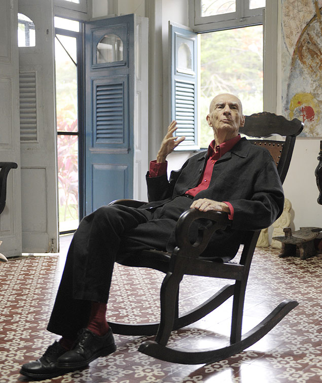 O escritor e dramaturgo Ariano Suassuna em sua casa, no Recife (foto: Leo Caldas/Folhapress)