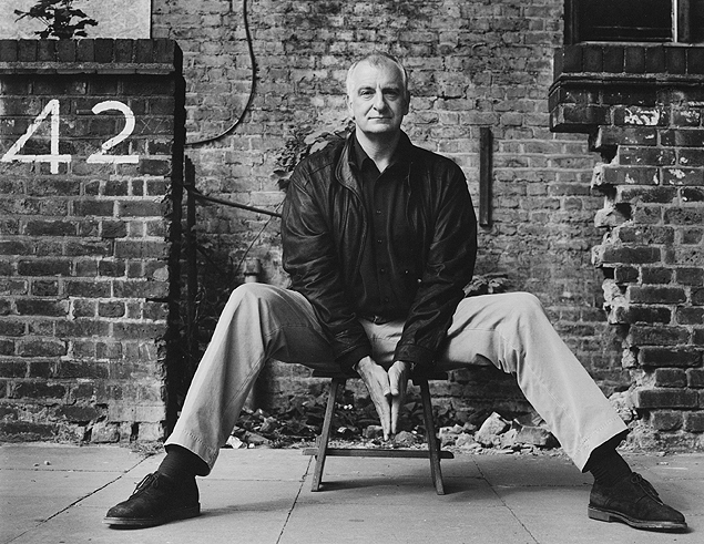 O escritor britânico Douglas Adams, morto em 2001 aos 49 anos - Divulgação