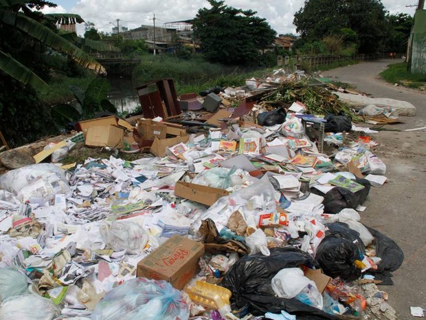Local fica próximo a um canal, onde é despejado lixo doméstico. Belém (Foto: Ary Souza/ O Liberal)