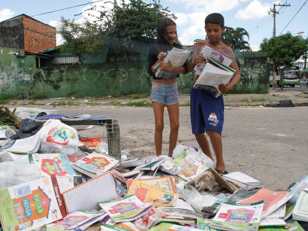 Moradores aproveitaram para levar alguns livros para casa. (Foto: Ary Souza/ O Liberal)