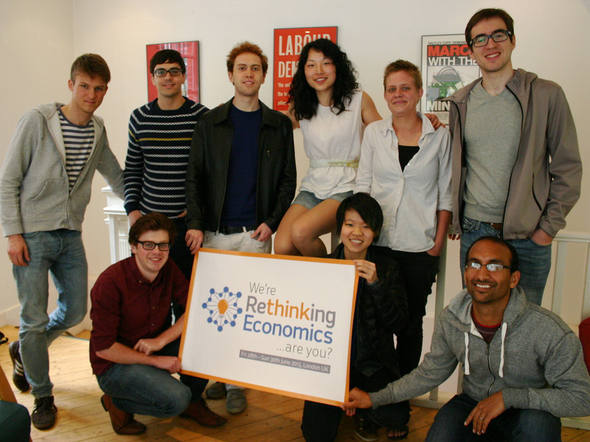 Estudantes que apoiam o movimento pela reforma do ensino de economia reunidos em Londres