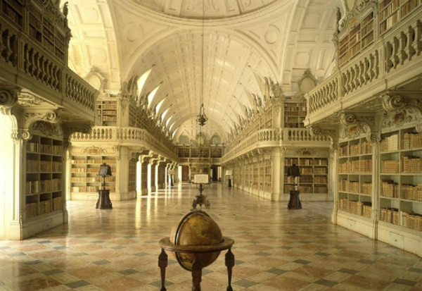 Vista interna da biblioteca do Palácio Nacional de Mafra, em Portugal