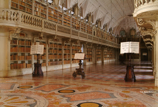 Partituras expostas na biblioteca