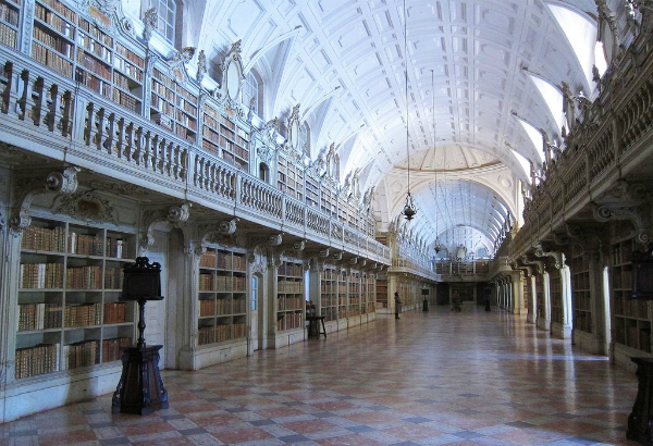 Corredor da biblioteca de Mafra