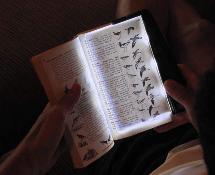 Acessório ilumina páginas e permite ler em ambientes com pouca luz (foto: Reprodução/Amazon)