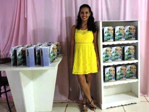 Laís Álvares posa ao lado de exemplares do livro dela (Foto: Laís Álvares/Arquivo pessoal)