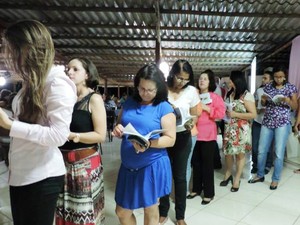 Leitores em fila para receber autógrafo da autora em lançamento (Foto: Laís Álvares/Arquivo pessoal)