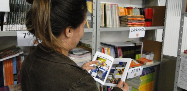 Mãe de aluno do Colégio Pio XII escolhe livro didático na sala da Bibliotroca (Foto: Divulgação)