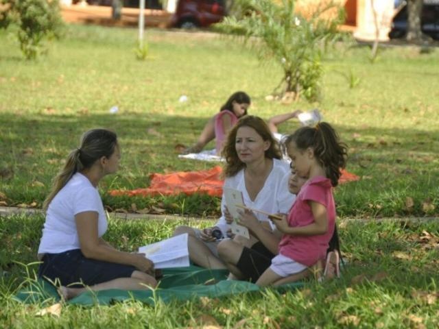 Professora e os leitores de domingo. (Foto: Marcelo Calazans)